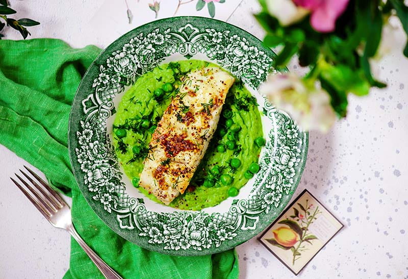 Sauteed cod with pea cream. style rustic.